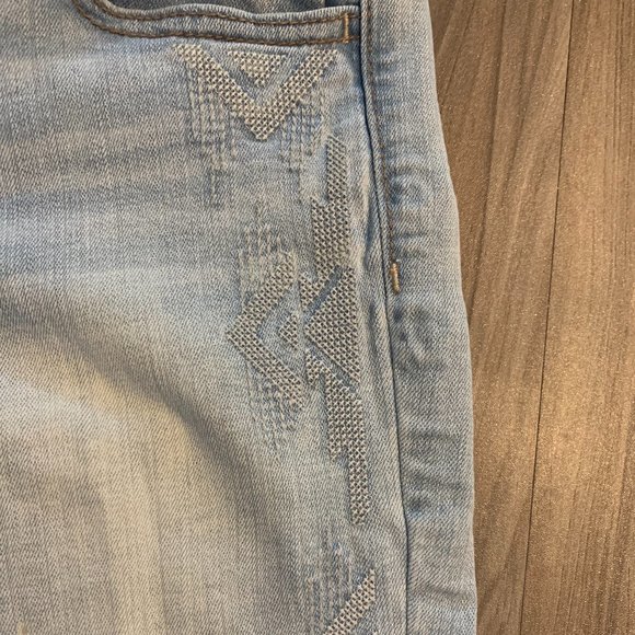 Light-wash American Eagle Cropped Jeans - Picture 4 of 4